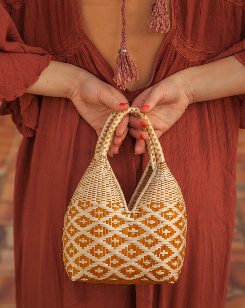 Guapi Cuatro Tetas Clutch Diamond | Gold - The Colombia Collective